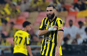 皇马2亿巨星失控！报复动作被罚下 怒指裁判要动手 吕迪格拽走