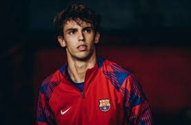 我看28年NBA一直到现在，我可以告诉你，马克杰克逊只让库里第一个赛季打3场替补，然后就一直是主力，第三年受伤了，首发只打20多场，短暂复出之后有3场打第六人，为了保护库里